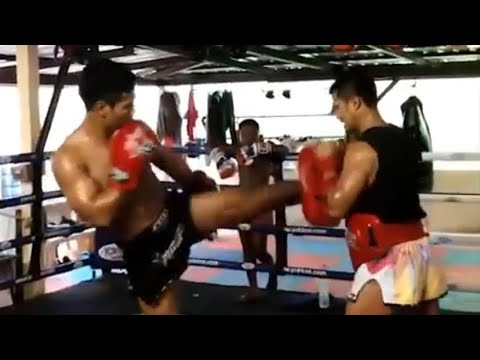 Petchpanomrung Kiatmoo9 Glory World Champion pad work training highlight #1