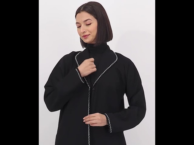 عباية بـ ياقة تطريز مموج مقفلة عند الصدر