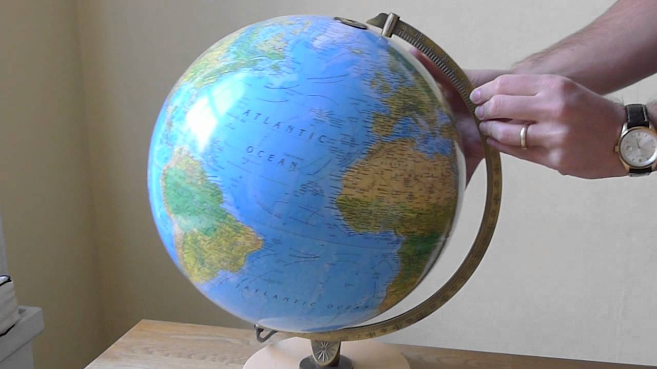 How to change a lightbulb in an Insight Guides Globe
