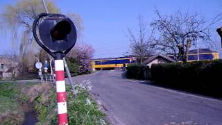 preview picture of video 'Spoorwegovergang Schiedam Railroad/ Level Crossing'