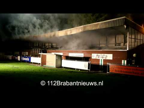 Tribune van sportpark De Kievit in Geldrop staat in brand