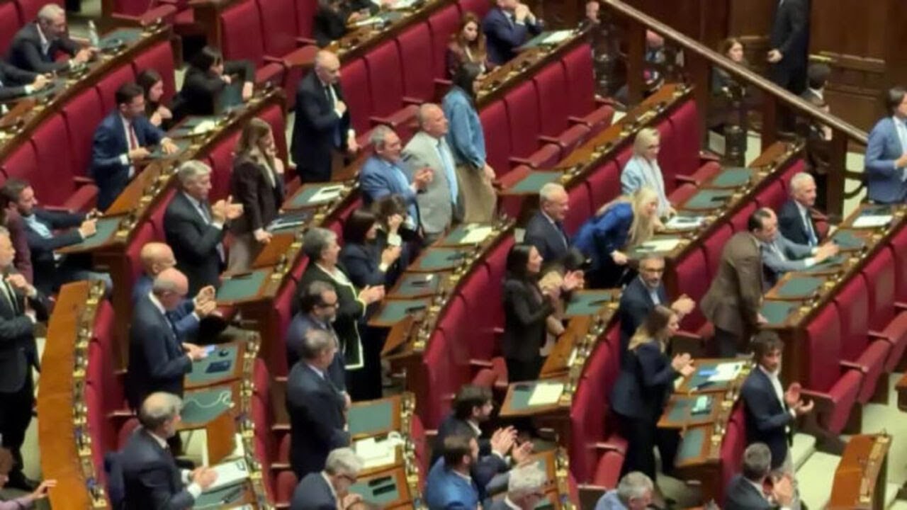 Centrodestra canta Inno di Mameli in Aula alla Camera, le opposizioni si uniscono