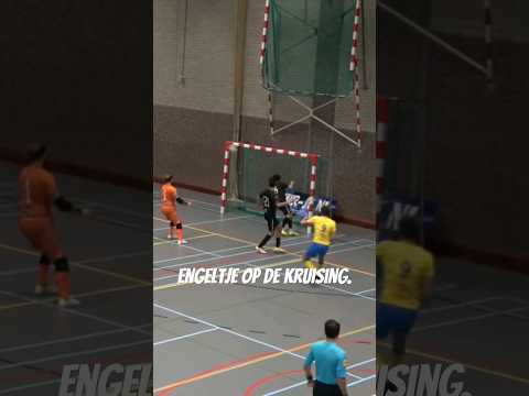 Engeltje op de kruising | #eredivisie #futsal #soccer #football #lat #aluminium #shorts #shortsvideo