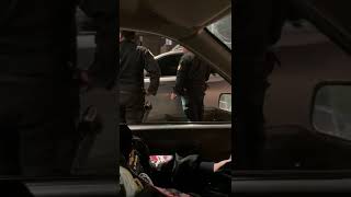 Conductor queda INCONSCIENTE frente a un semáforo con su camioneta aún encendida. *LEER INFO*