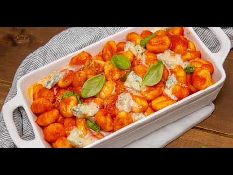 Gnocchi au gratin with tomato sauce, sweet Gorgonzola and basil