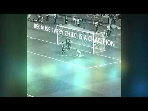 🙏😓 YAREMCHUK MOSTRA E BACIA LA BANDIERA UCRAINA DOPO IL GOL ALL' AJAX IN QUESTO MOMENTO DIFFICILE