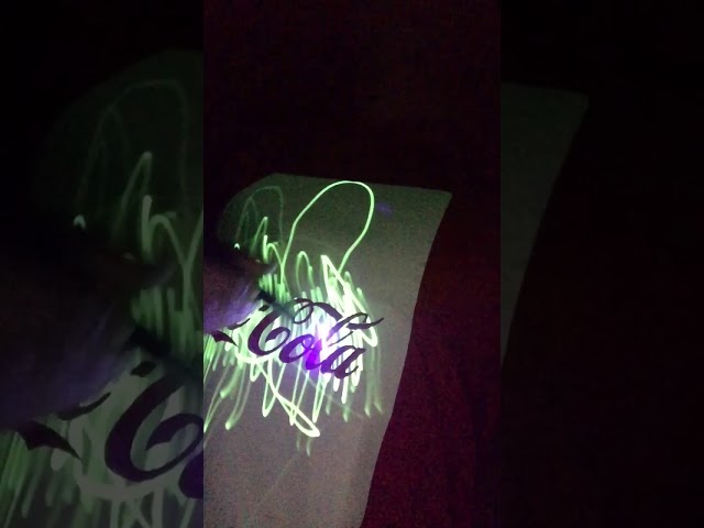 Vídeo relacionado con Illuminated Apparel Camiseta con diseño Interactivo con luz Que Brilla en la Oscuridad (Azul/Verde, S)