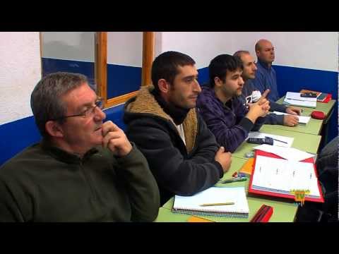 19/12/12 – 15 desempleados se forman en el curso de mecánica de la Escuela de Oficios.