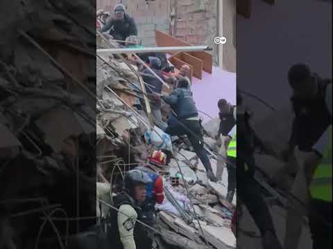 Rescuers save woman from building flattened by Venezuelan quake | DW News