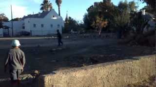 preview picture of video 'Kinders speel op Carnavon, Noord Kaap [Afrikaans]'