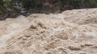 雲南玉龍雪山與哈巴雪山的超級峽谷：虎跳峽，體驗金沙江的怒吼奔騰。