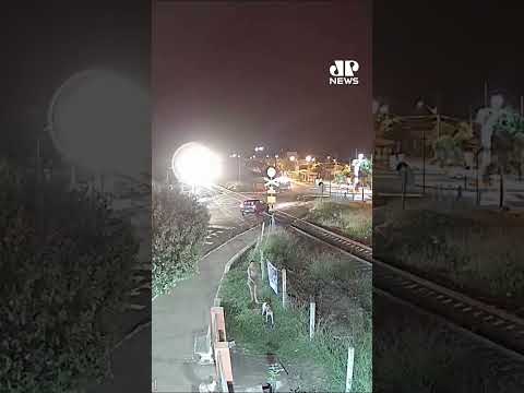 Câmera registra momento que trem atinge um carro em Santa Ernestina (SP);veja#shorts