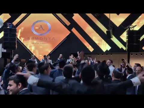 נחמן גולדברג והתזמורת של ברוך קמינצקי מבצעים את הלהיט ולעורר ליבי