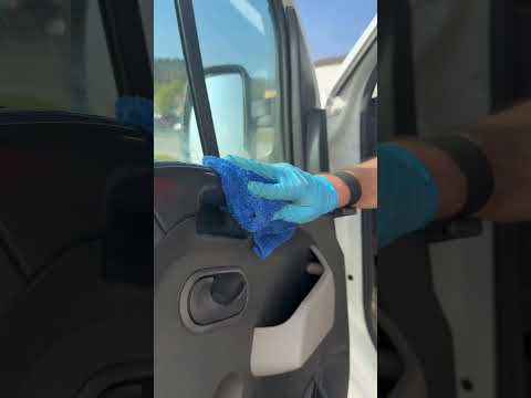 Cette voiture était dans un état… Ciment séché, béton incrusté et de la terre partout.