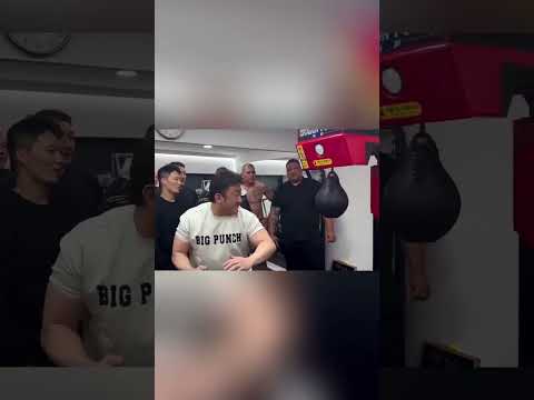 Alex Pereira vs. Don Lee on the punching machine 😅 Guess who got the higher score? 🥊 #UFC #MMA