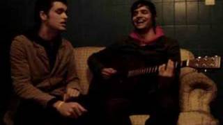 Lucas e Tavares cantando anberlin