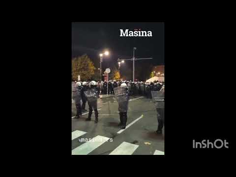 Протестът в Белград се ожесточава с националистически скандирания