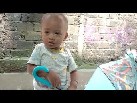 Mau ice cream.   Hujan  hujan