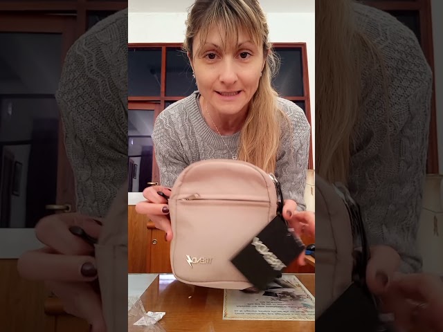 Vídeo relacionado con Wednesday Bolso Niña y Adolescente Bolsa Bandolera Gothic Ataúd con Correa Extraíble Viajes Movil Regalos Originales para Niñas