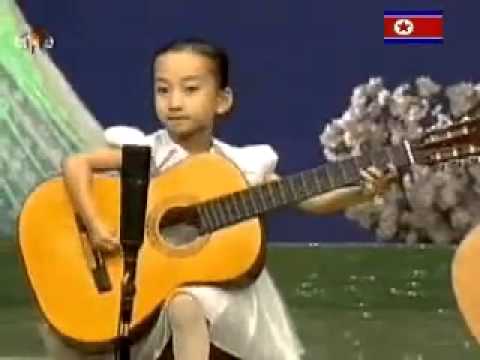 North Korean Children Playing Guitar 北朝鮮の子供たちによるギター演奏