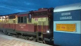 preview picture of video '17419/17021 - Tirupati/Hyderabad - Vasco Da Gama Express departing from Ballari Junction'