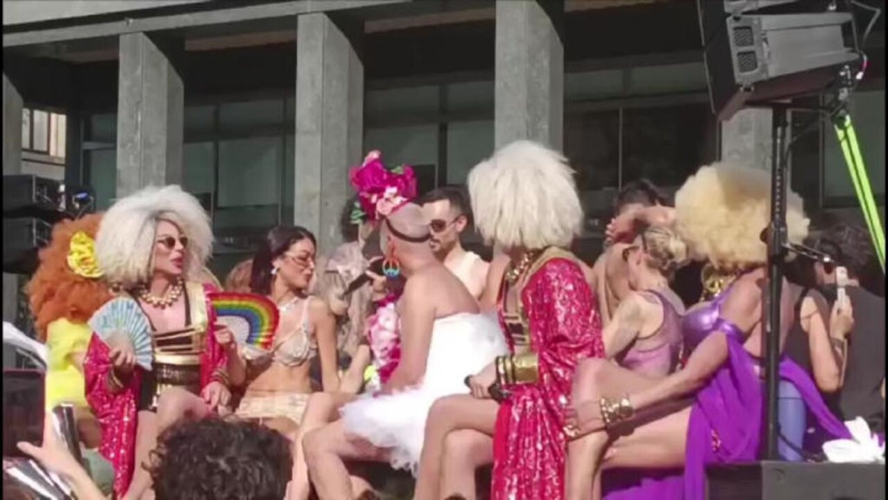 Elodie sul carro del Milano Pride per lei un look sexy con reggiseno di strass e occhiali da sole