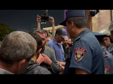 Իմ ախպերը մեռնում ա էնտեղ՝ խի՞ չեք պաշտպանում. քաղաքացին՝ ոստիկանին