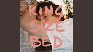 Musik-Video-Miniaturansicht zu King Size Bed Songtext von Alec Benjamin