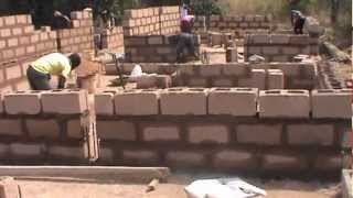 preview picture of video 'Costruzione dell'ospedale nel villaggio Umuaga Udi Nigeria - Innalzamento muro locali 2'