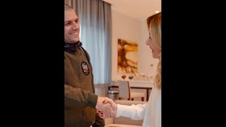 GIORGIA MELONI RICEVE TRENTINI E BURLÒ ALL’AEROPORTO DI CIAMPINO