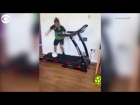 ילד משוויץ בכישורי הכדורגל שלו על הליכון