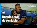 Accueillie en héroïne par les supporters du PSG, la petite Camille a rencontré Kylian Mbappé