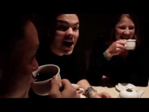 Ausm Blauen feat. Jana  - Allein' im Café (Official Video)