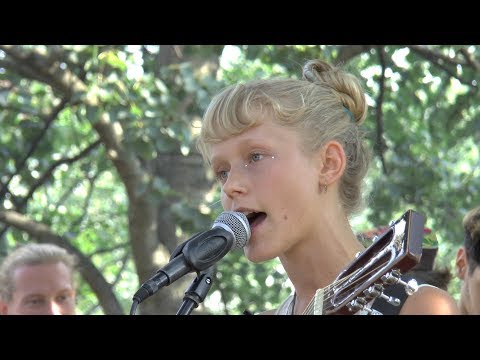 Alice Phoebe Lou - "The Tiger" - Busking in Berlin