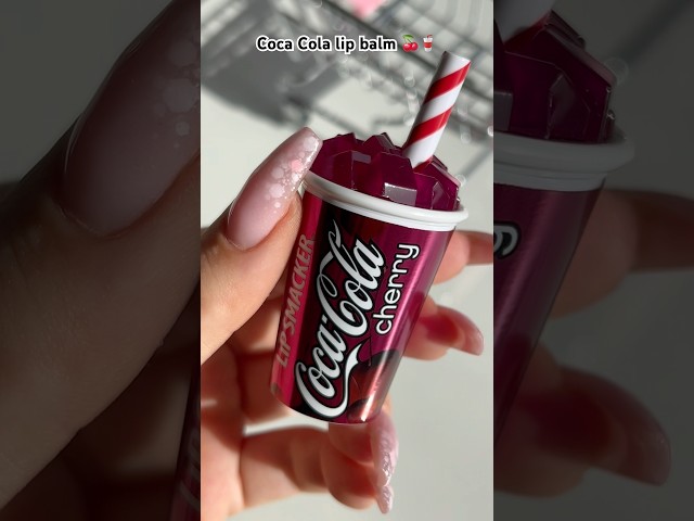Vídeo relacionado con Lip Smacker Coca-Cola Bottle Collection, Brillo de labios con forma de botella de Coca Cola y Sabor Coca-Cola Clásica, Pieza única