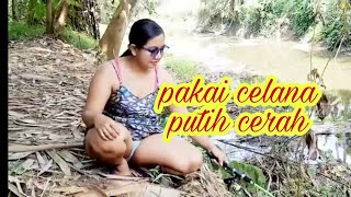 Download lagu Tante lala mancing, pakai warna putih terang mp3
