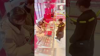 Download lagu Watch how the jewelry store waiter prevents theft with her hands! mp3