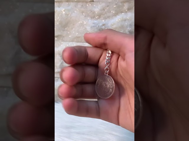 ميدالية نص ريال فضة كامل وليس طبعه تصميم مميز