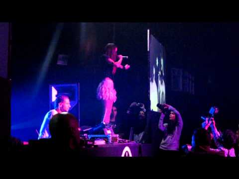 Ana Free sings Girlfriend ft. Diego Miranda @ Loures