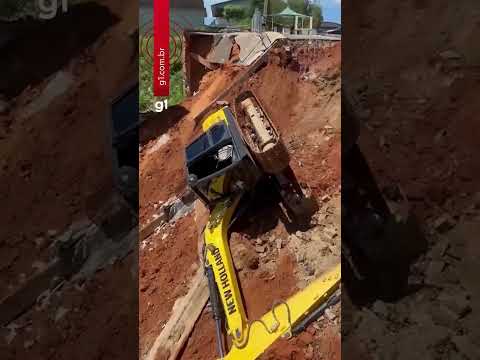 Homem escapa por pouco de desabamento de muro; casa e escavadeira foram atingidas!