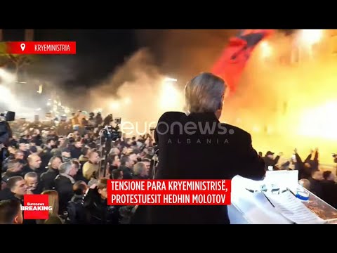 🔴LIVE/Protestuesit e PD përplasen me policinë! MOLOTOVËT hidhen drejt Kryeministrisë!