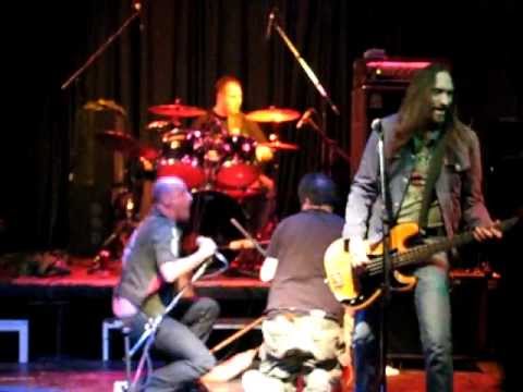 Muškat Hamburg + Metlež - Revolucije od nikoder (Gustaf 2012)