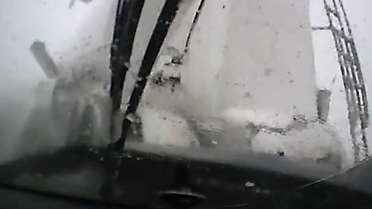Водитель Renault Megane врезался в фуру из-за плохой видимости на дороге