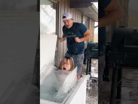 Day 124! 🎈 🧊🥶 #prank #icebath #coldplunge #couple #funny