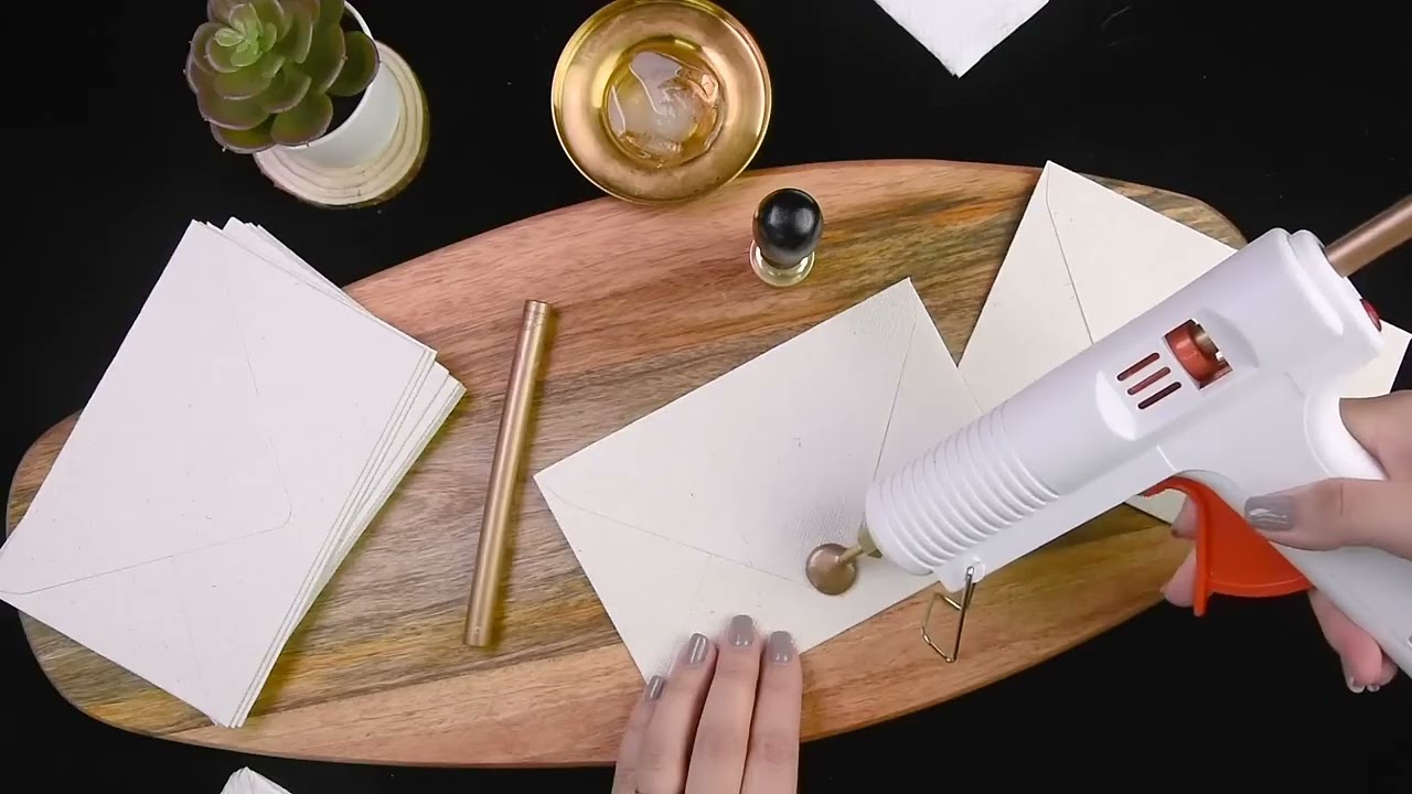 Mit der Siegelwachspistole