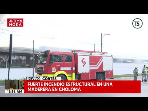 Bomberos luchan para controlar incendio en maderera en Choloma, Cortés