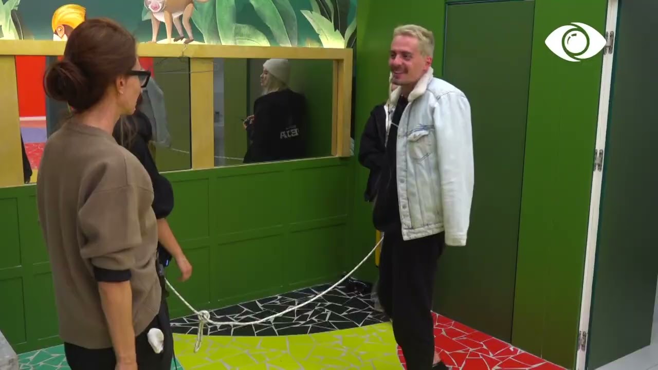 Olta hyn në tualet, grupi i këndon pas derës