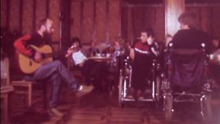 Alytaus medvilnės kombinato kultūros rūmuose žmonių su negalia vakaras (1988)