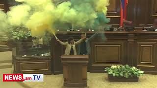 Ermənistan parlamentində fişəng yandırdılar