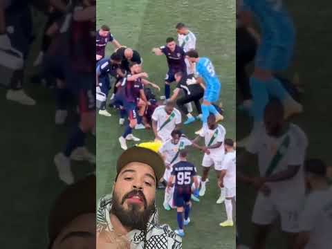 لاعب يضرب المسعفين لانقاذ زميله من الاصابة !! #الاهلي_السعودي